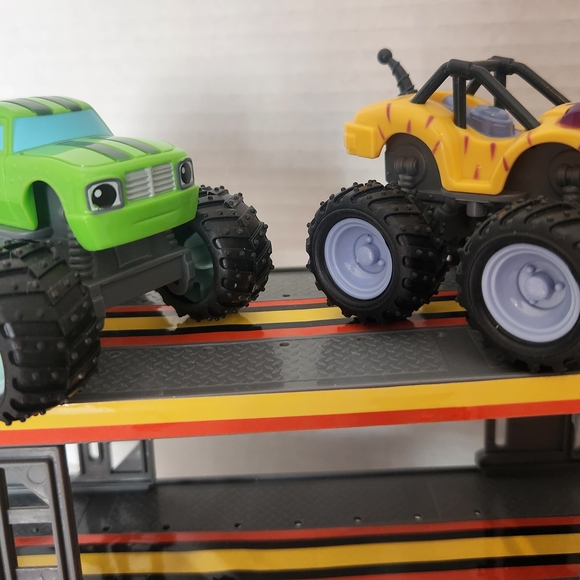 Blaze and the Monster Machines Truck Set - Picture 2 of 14